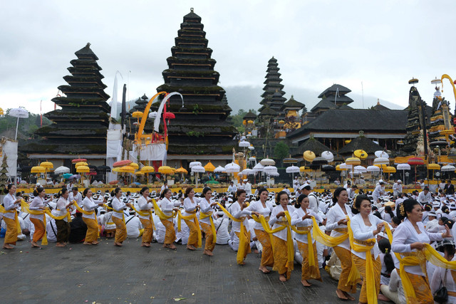 Umat Hindu menampilkan Tari Rejang Renteng saat rangkaian Upacara Ida Bhatara Turun Kabeh di Pura Besakih, Karangasem, Bali, Selasa (11/4/2023). Foto: Nyoman Hendra Wibowo/Antara Foto
