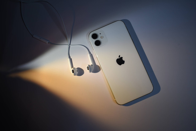 ilustrasi 3 Cara Mematikan iPhone 11 untuk Semua Tipe. Unsplash/simerprett singh.