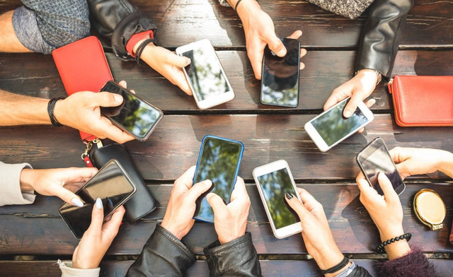 Ilustrasi orang-orang sedang memegang smartphone. Foto: Shutterstock
