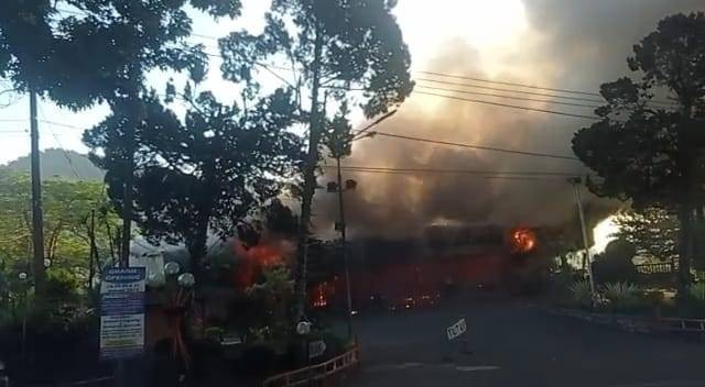 Restoran Ayam Goreng Jakarta di Jalan Raya Cipanas, Kabupaten Cianjur, Jawa Barat, terbakar, Rabu (12/4/2023). Foto: Dok. Istimewa