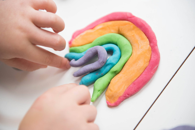Cara Membuat Plastisin, Rangsang Kreativitas Anak. Foto: Unsplash/Julietta Watson.