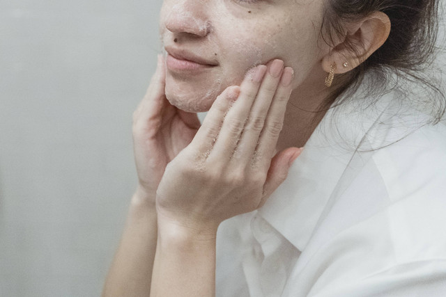 Cara Menghilangkan Minyak di Wajah yang Ampuh. Foto: Pexels/Miriam Alonso