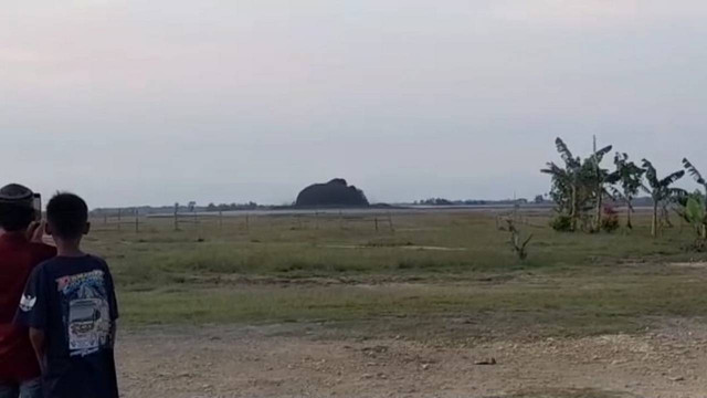 Semburan air bercampur lumpur dan gas di Kawah Oro-oro Kesongo, di Desa Gabusan, Kecamatan Jati, Kabupaten Blora. Selasa (11/04/2023) (Foto: Dok. Istimewa)