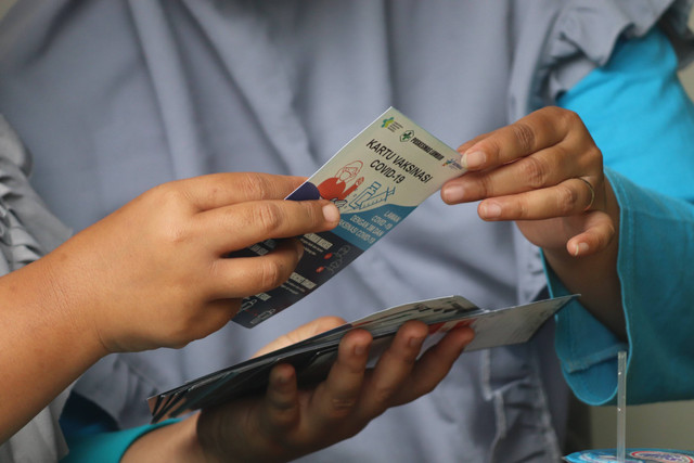 Ilustrasi Cara Unduh Sertifikat Vaksin. Foto: Unsplash/Mufid Majnun