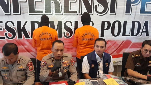 Jumpa pers dua pegawai Kemenhub pungli di jembatan tilang Cekik, Bali. Foto: Denita BR Matondang/kumparan