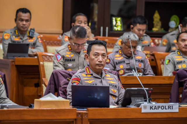 Kapolri Jenderal Pol Listyo Sigit Prabowo mengikuti rapat kerja dengan Komisi III DPR di kompleks Parlemen, Senayan, Jakarta, Rabu (12/4/2023). Foto: Galih Pradipta/ANTARA FOTO
