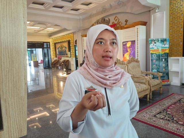 Wakil Gubernur Lampung, Chusnunia Chalim saat dimintai keterangannya di kantor Pemprov Lampung, Rabu (12/4). | Foto : Galih Prihantoro/ Lampung Geh