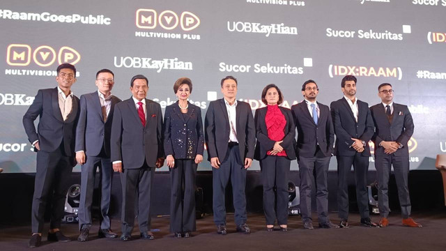 Direksi PT Tripar Multivision Plus Tbk (RAAM) dalam paparan publik di The Westin Jakarta, Rabu (12/4/2023). Foto: Ghinaa Rahmatika/kumparan