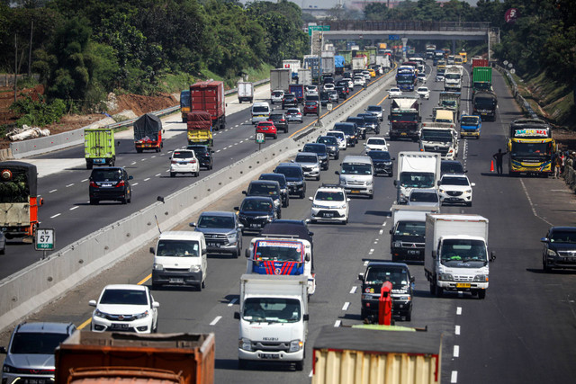 Suasana ruas tol Jakarta-Cikampek di KM 57, Rabu (12/4/2023).  Foto: Aditia Noviansyah/kumparan