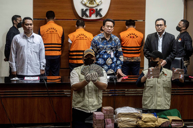 Penyidik menunjukkan barang bukti uang tunai saat rilis kasus dugaan korupsi Ditjen Perkeretaapian Kementerian Perhubungan di Gedung KPK, Jakarta, Kamis (13/4/2023).  Foto: Aprillio Akbar/ANTARA FOTO