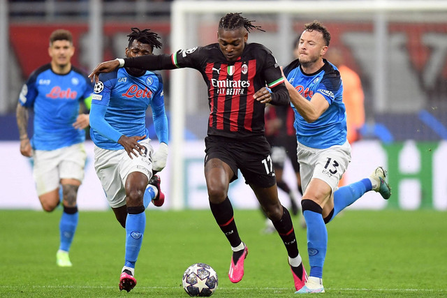 Pemain AC Milan Rafael Leao beraksi bersama pemain Napoli Amir Rrahmani dan Andre-Frank Zambo Anguissa di San Siro, Milan, Italia, Rabu (12/4/2023). Foto: Daniele Mascolo/REUTERS