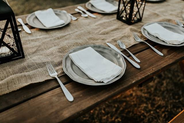 Ilustrasi rekomendasi tempat bukber di Alam Sutera, Foto oleh Hannah Busing di Unsplash
