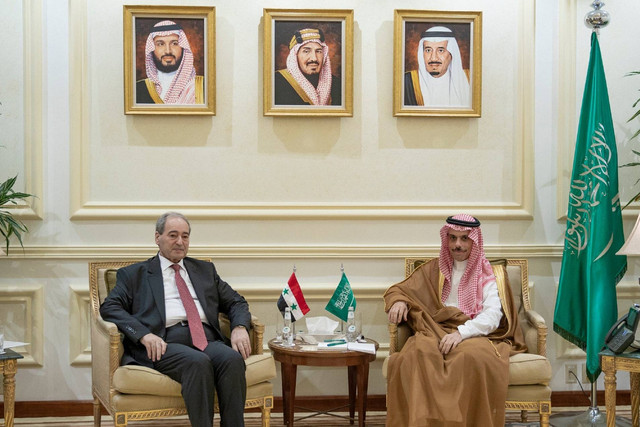 Menlu Arab Saudi, Pangeran Faisal bin Farhan, bertemu Menlu Suriah Dr. Faisal Mekdad di Jeddah, Rabu (13/4/2023) Foto: Twitter/@KSAmofaEN