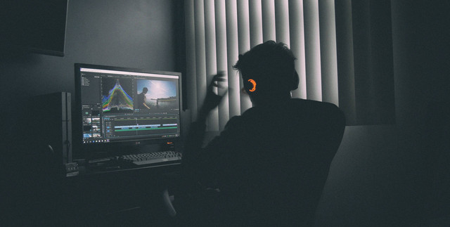 Cara Edit Video untuk Pemula untuk Memikat Penonton. Foto: Unsplash/Mark Cruz.
