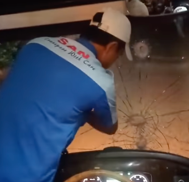Tangkapan layar video bus PO SAN yang dilempar batu. Dok: Ist.