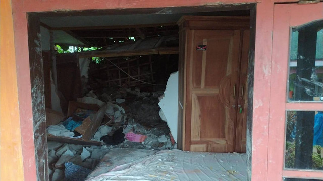 Tanah longsor menerjang satu rumah warga di Desa Semen, Kecamatan Gandusari, Kabupaten Blitar, Kamis (13/4/2023). Foto: BPBD Blitar