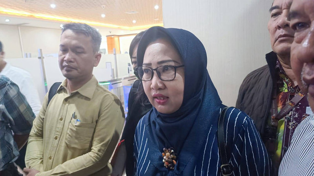Sri Hartininingsing, ibu-ibu yang histeris saat Rapat Komisi III DPR RI dengan Kapolri, datang ke Bareskrim Mabes Polri, Kamis (13/4). Foto: Thomas Bosco/kumparan