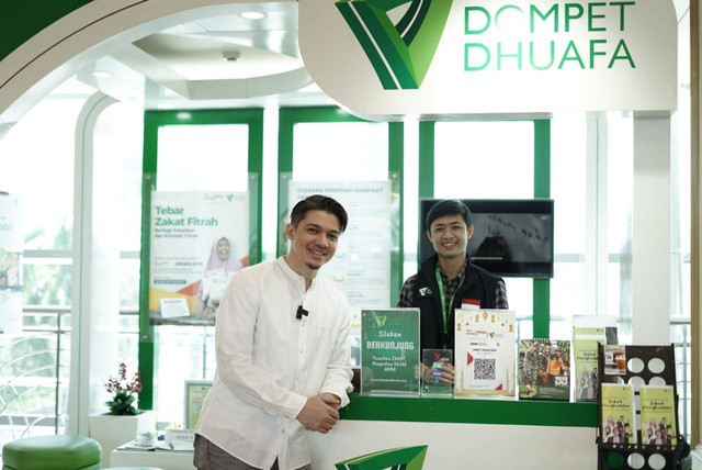 Aktor sekaligus seorang pengusaha muda, Irwansyah, mengunjungi konter Dompet Dhuafa di Pondok Indah Mall, Jakarta Selatan, pada Rabu (12/4/2023).