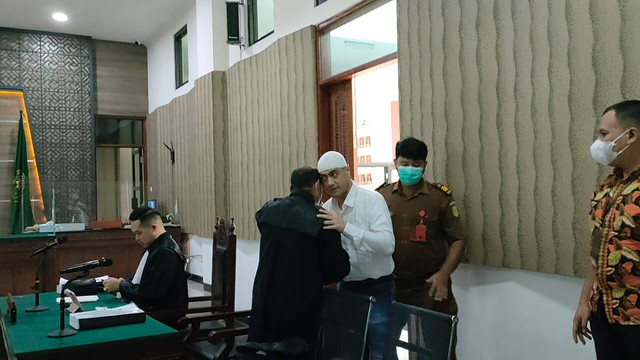 Ferry Irawan jalani sidang dugaan KDRT di PN Kota Kediri, Jawa Timur, Kamis (13/4). Foto: Dok. Istimewa