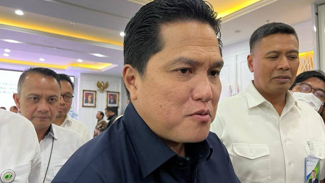 Menteri BUMN sekaligus Ketua Umum PSSI Erick Thohir di kantor Kementerian BUMN, Kamis (13/4/2023). Foto: Fariza Rizky Ananda/kumparan