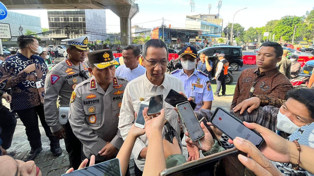 Pj Gubernur DKI Heru Budi Hartono dan Kapolda Irjen Karyoto meninjau kemacetan di simpang traffic light Santa, Jakarta Selatan, Jumat (14/4/2023). Foto: Haya Syahira/kumparan