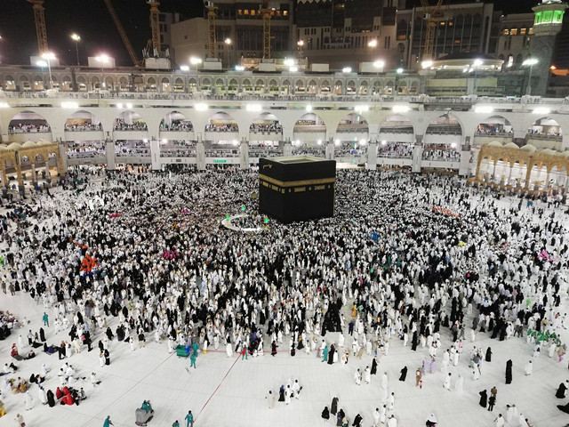 Ilustrasi umat Islam mengelilingi Ka'bah di baitullah sebanyak tujuh kali. Foto: Pexels.com