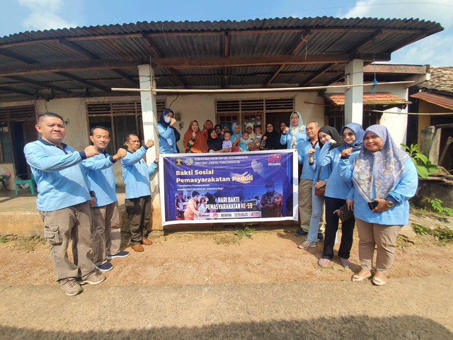 Poto karupbasan Palembang dan jajaran bersama masyarakat kurang mampu