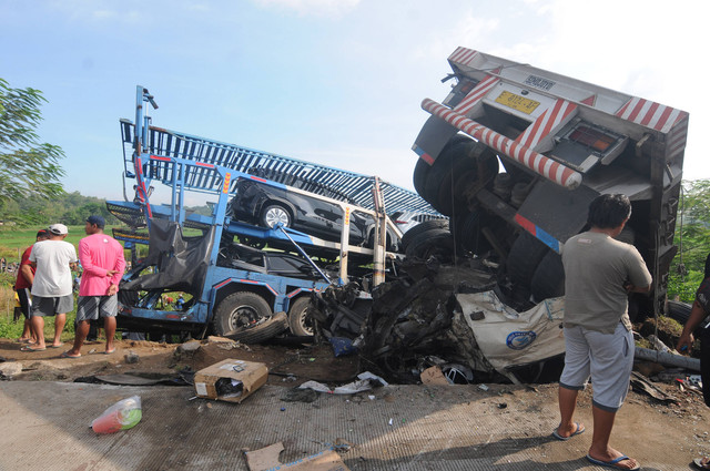 Warga melihat kondisi truk yang mengalami kecelakaan di Jalan Tol Semarang-Solo KM 487, Boyolali, Jawa Tengah, Jumat (14/4/2023). Foto: Aloysius Jarot Nugroho/Antara Foto