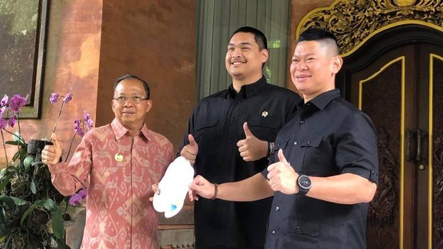 Gubernur Bali Wayan Koster bersama Menpora Dito Ariotedjo dan Ketua ANOV World Beach Games 2023 Raja Sapta Oktohari di Rumah Jabatan Gubernur Bali. Foto: Denita br Matondang/kumparan