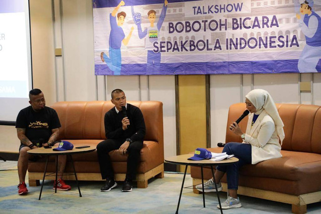 Mantan Pemain Persib Tantan Dzalikha dan Dirjen Persib Abdul Rikrik dalam talkshow Bobotoh Bicara Sepakbola Indonesia, di Ballroom Hotel Ibis Bandung, Kamis (13/4/2023).