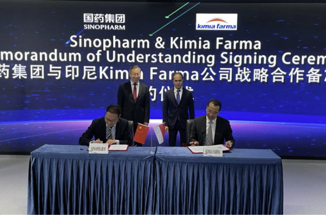Kimia Farma dan Sinopharm sepakat untuk menandatangani Nota Kesepahaman (MoU) terkait kerja sama pengembangan Bahan Baku Obat (BBO), Traditional Chinese Medicine (TCM), dan Project Platform TB. Dok Istimewa