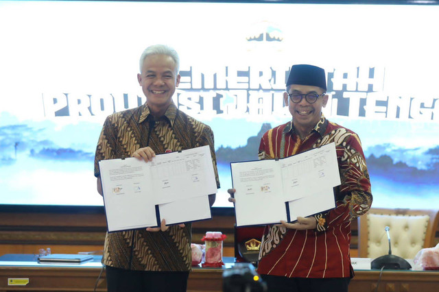 Gubernur Jawa Tengah Ganjar Pranowo bersama Dirjen Pajak Suryo Utomo saat menandatangani MoU pengelolaan data Pajak di Kantor Gubernur Jateng, Kota Semarang. Foto: Dok. Istimewa