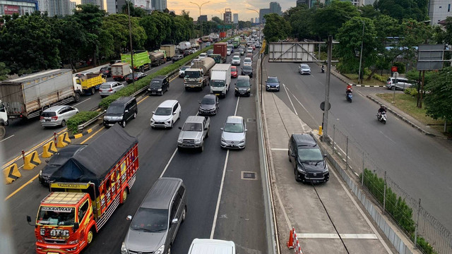 Suasana lalu lintas di jalan tol JORR dari arah Jakarta menuju Cikampek padat merayap, Jumat (14/4/2023). Foto: Luthfi Humam/kumparan