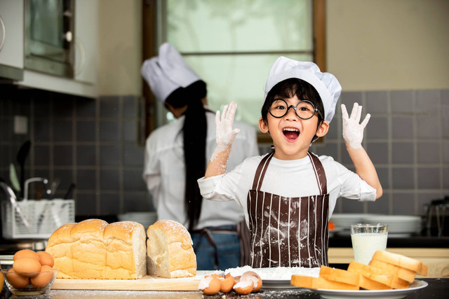 Ilustrasi anak laki-laki belajar masak. Foto: tawan75/Shutterstock
