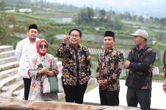 Menteri Desa, Pembangunan Daerah Tertinggal, dan Transmigrasi Abdul Halim Iskandar kunjungan kerja ke BUM Desa Mekar Sembada Mulya Desa Wonolelo Kecamatan Sawangan Kabupaten Magelang, Kamis (13/4/2023). Foto: Angga/Kemendespdtt