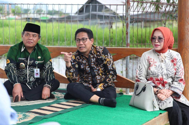 Menteri Desa, Pembangunan Daerah Tertinggal, dan Transmigrasi Abdul Halim Iskandar meninjau BUMDesa Bangun Sejahtera Desa Bojasari Kecamatan Kertek Wonosobo, Kamis 13/4/2023. Foto: Angga/KemendesPDTT