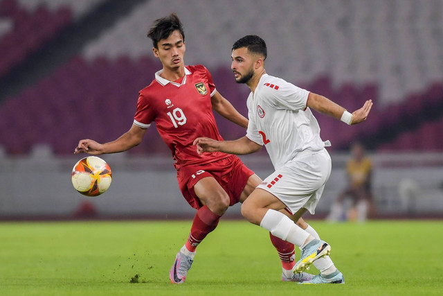 Ilustrasi arti match, pemain Timnas Indonesia U-22 Andy Harjito (kiri) berusaha melewati hadangan pesepak bola Timnas Lebanon U-22 Ali Al Rida Ismail (kanan) dalam pertandingan Internasional Friendly Match di Stadion Utama Gelora Bung Karno, Jakarta, Jumat (14/4/2023). Foto: Galih Pradipta/ANTARA FOTO