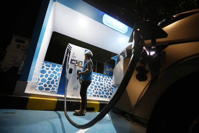 Petugas PLN mencoba alat pengisi daya kendaraan di Stasiun Pengisian Kendaraan Listrik Umum (SPKLU) di Rest Area 88b, Jawa Barat, Kamis (13/4/2023). Foto: Aditia Noviansyah/kumparan