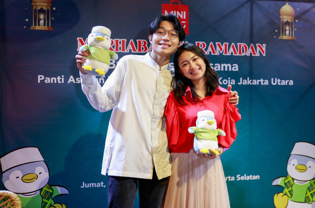 Penyanyi Alvaro Keisha dan Zara Leola foto bersama usai tampil di acara buka puasa bersama anak yatim di kawasan Warung Buncit, Jakarta, Jumat, (14/4/2023). Foto: Agus Apriyanto