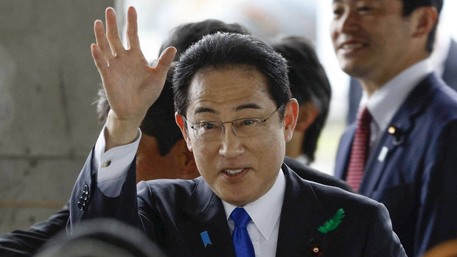 Perdana Menteri Jepang Fumio Kishida hadir di pelabuhan perikanan Saikazaki di Wakayama, Prefektur Wakayama, Jepang barat daya 15 April 2023. Foto: Kyodo via REUTERS 