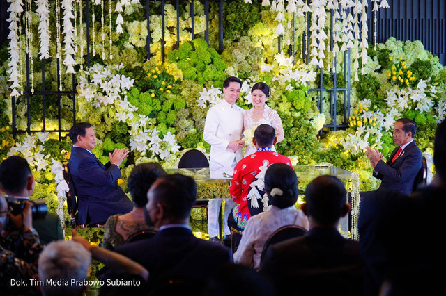 Presiden Jokowi (kanan) dan Menteri Pertahanan Prabowo Subianto menjadi saksi pernikahan Kevin Sanjaya dan Valencia Tanoesoedibjo di Park Hyatt, Jakarta, Sabtu (15/4). Foto: Dok. Tim Media Prabowo Subianto