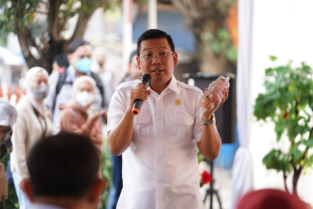 Kepala Badan Pangan Nasional/National Food Agency (NFA) Arief Prasetyo Adi memberikan sambutan pada kegiatan penyaluran bantuan pangan telur dan daging ayam di Bekasi, Sabtu (15/4/2023).
 Foto: Dok. Badan Pangan Nasional