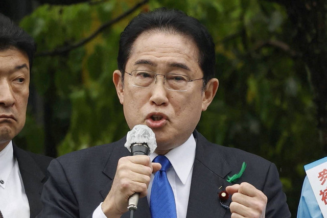 Perdana Menteri Jepang Fumio Kishida menyampaikan pidato untuk mendukung kandidat partainya yang berkuasa dalam pemilihan lokal, di dekat stasiun kereta api di Wakayama, Prefektur Wakayama, barat daya Jepang, Sabtu (15/4/2023). Foto: Kyodo/via REUTERS