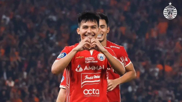 Pemain Persija Jakarta, Witan Sulaeman, melakukan selebrasi usai mencetak gol ke gawang PSS Sleman dalam pertandingan Liga 1 2022/23 di Stadion Gelora Bung Karno, Jakarta. Foto: Instagram/@persija