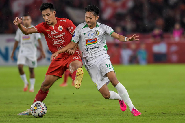Pesepak bola Persija Jakarta Sjahbandi (kiri) berebut bola dengan pesepak bola PSS Sleman Riki Dwi Saputro (kanan) pada pertandingan BRI Liga 1 di Stadion Utama Gelora Bung Karno, Jakarta, Sabtu (15/4/2023). Foto: Galih Pradipta/ANTARA FOTO
