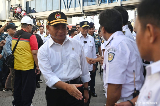 Menteri Perhubungan Budi Karya Sumadi bersama Menteri Koordinator PMK Muhadjir Effendy lepas mudik gratis di Terminal Nusantara Pura, Pelabuhan Tanjung Priok Jakarta, Sabtu (15/4/2023). Foto: Kemenhub