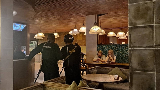 Anggota Brimob berjaga di Hotel Parq di Gianyar, Bali. Foto: Denita br Matondang/kumparan