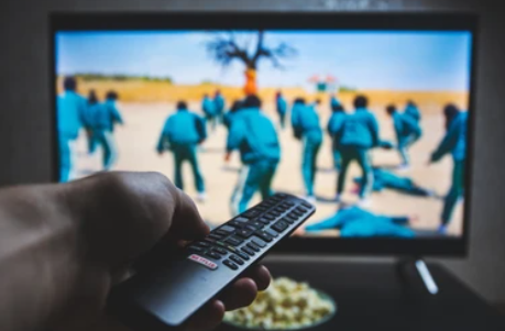 Ilustrasi Menonton K-Drama "Squid Game" di Netflix. (Foto: Kaunas Lithuania/SHUTTERSTOCK)