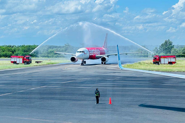 Tradisi penyambutan ‘Water Salute’ Air Asia di Bandara Radin Inten II Lampung, Minggu (16/4/2023) | Foto: Roza Hariqo / Lampung Geh