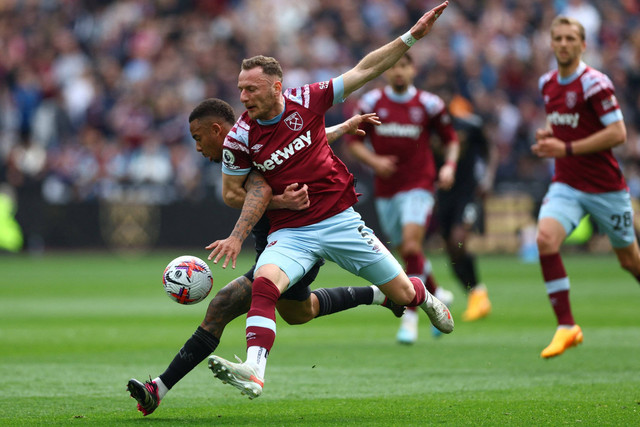 Pemain Arsenal Gabriel Jesus berebut bola dengan pemain West Ham United Vladimir Coufal pada pertandingan lanjutan Liga Inggris di Stadion London, London, Inggris, Minggu (16/4/2023).  Foto: Matthew Childs/REUTERS
